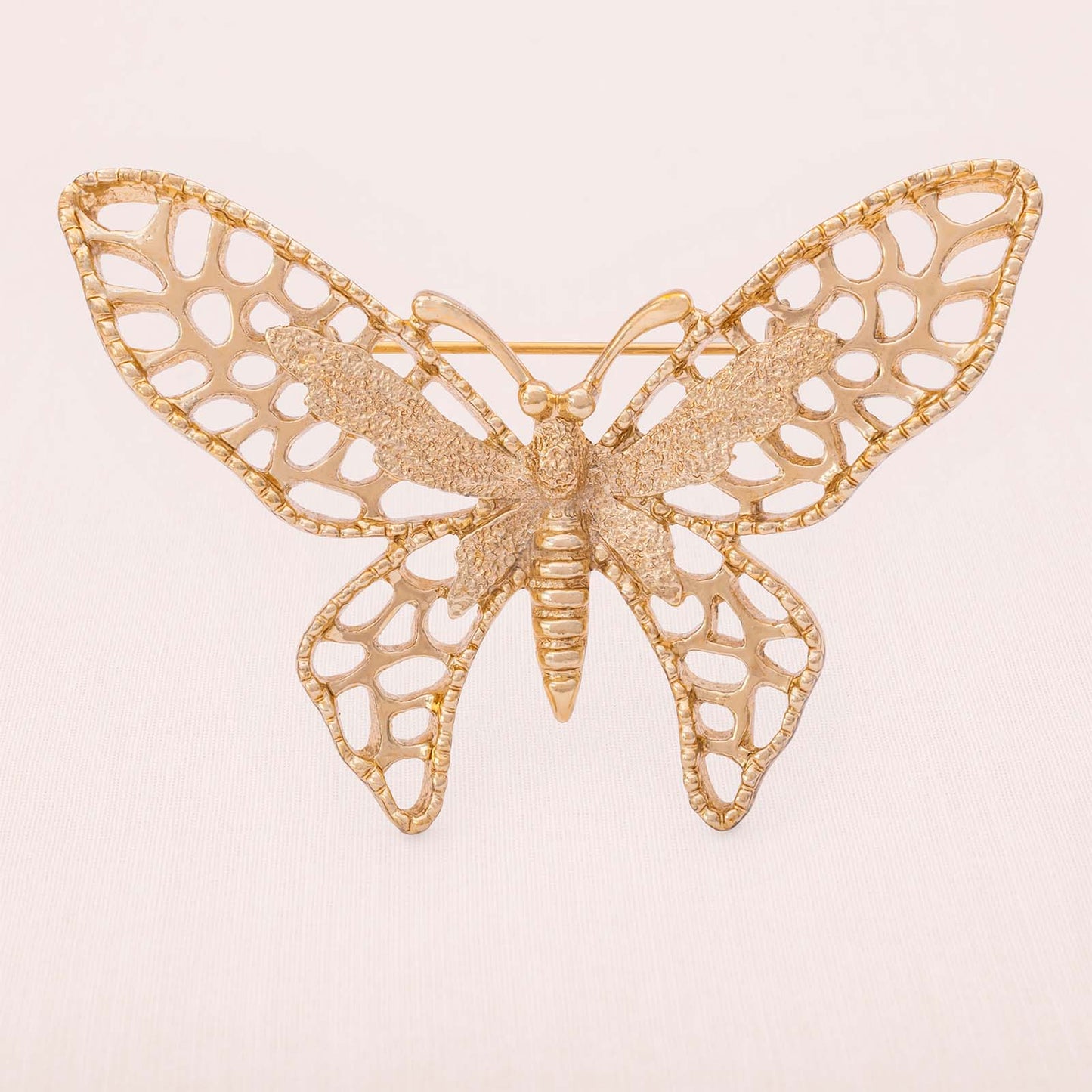 Sarah-Coventry-Schmetterling-Brosche-durchbrochen-hellgoldfarben