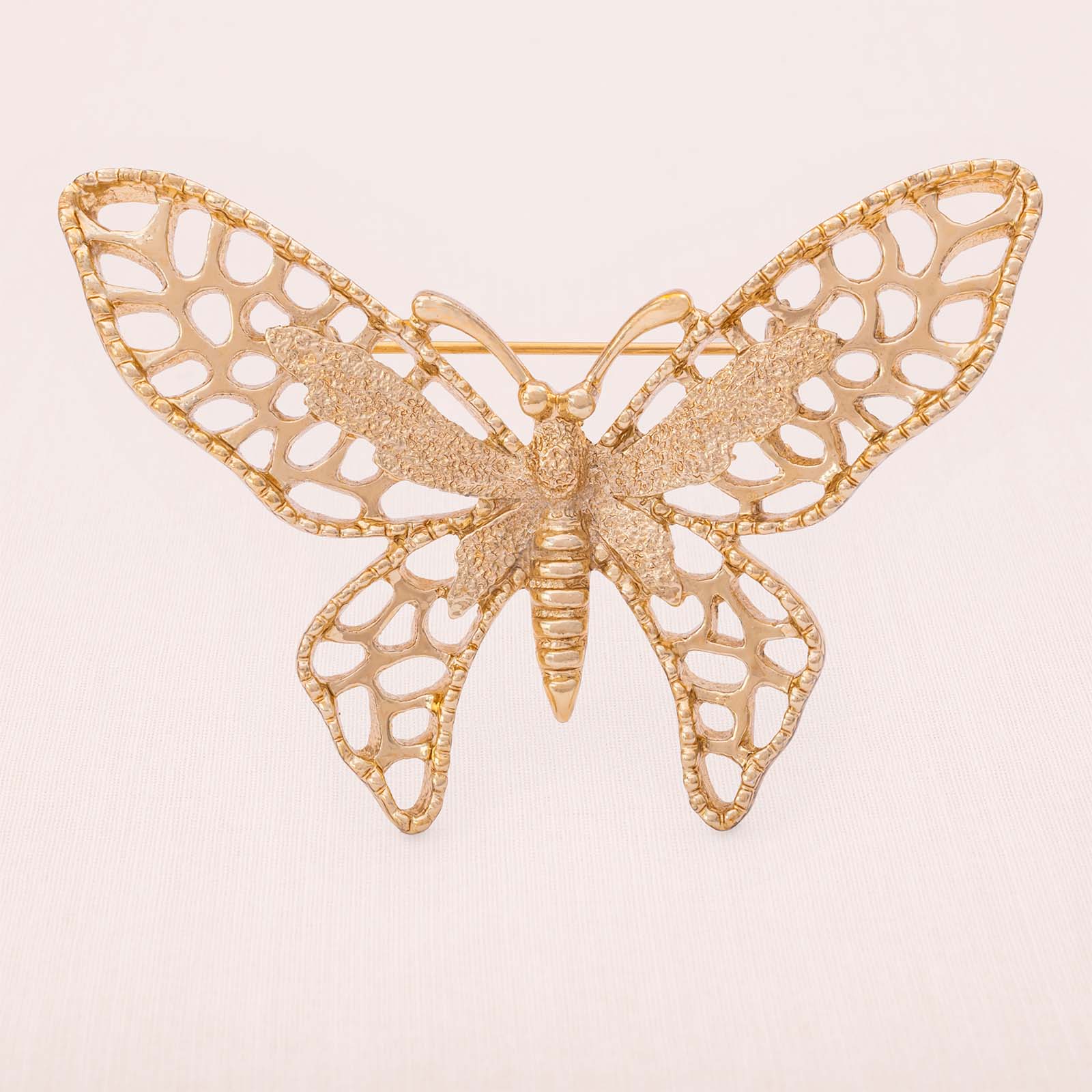 Sarah-Coventry-Schmetterling-Brosche-durchbrochen-hellgoldfarben