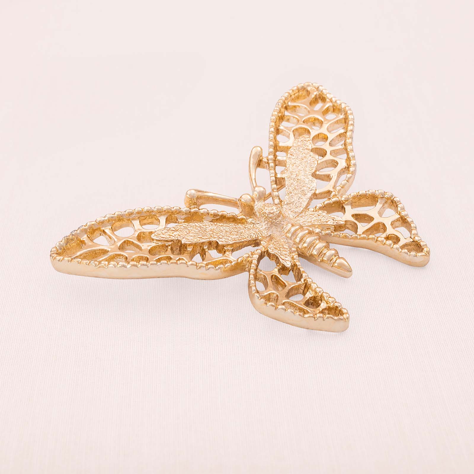 Sarah-Coventry-Schmetterling-Brosche-durchbrochen-hellgoldfarben
