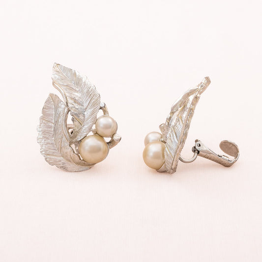 Sarah-Coventry-Ohrclips-silberfarbene-Blätter-Perlen