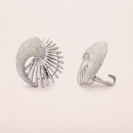 Sarah-Coventry-Ohrclips-silberfarben-rund-durchbrochen-1962-mid-Century-Design
