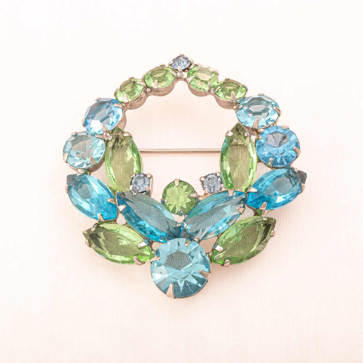Strass-Brosche-hellgrüne-hellblaue-offen-gefasste-Kristalle