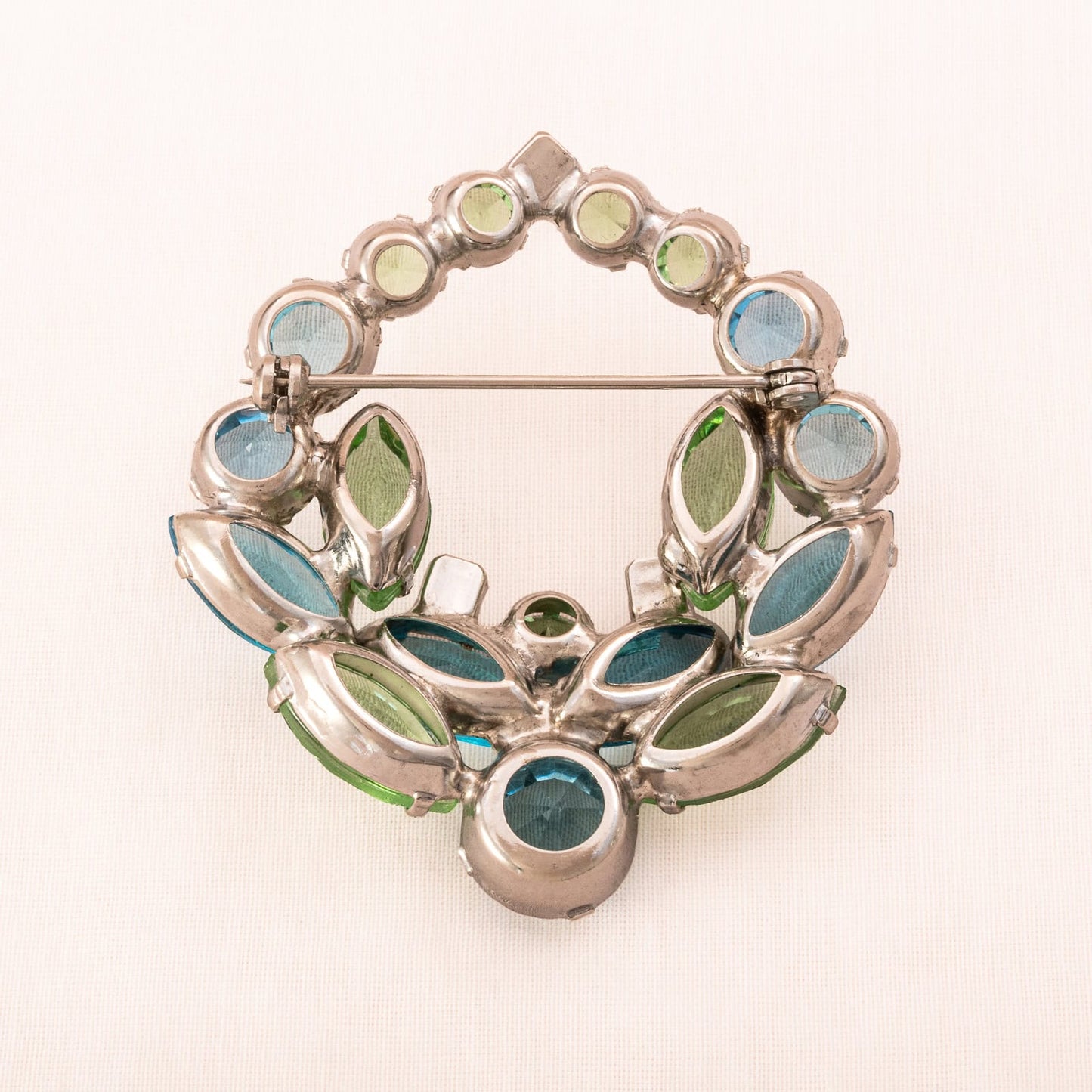 Strass-Brosche-hellgrüne-hellblaue-offen-gefasste-Kristalle-Rückseite