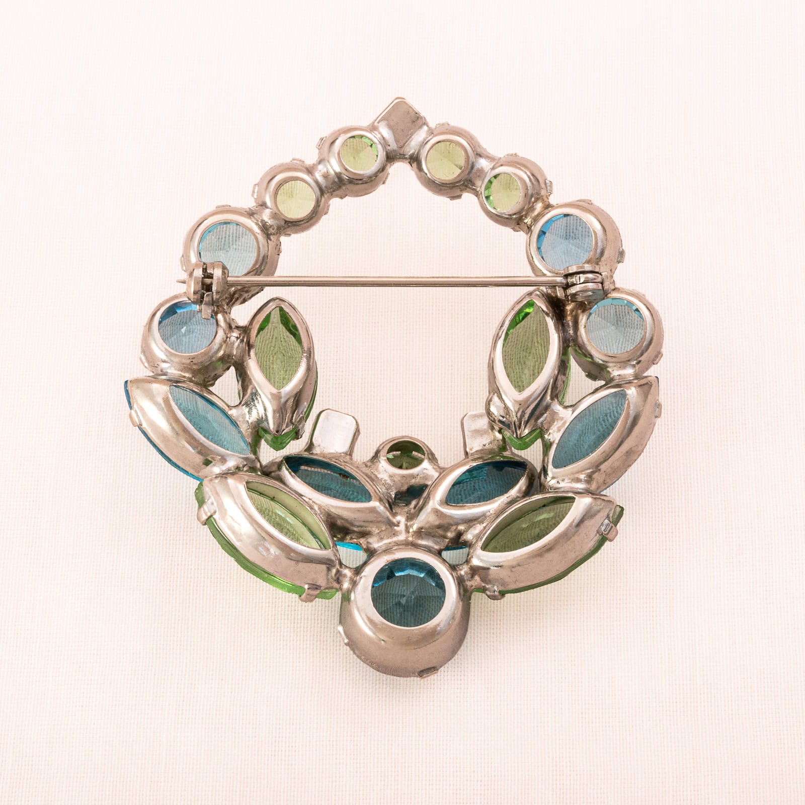 Strass-Brosche-hellgrüne-hellblaue-offen-gefasste-Kristalle-Rückseite