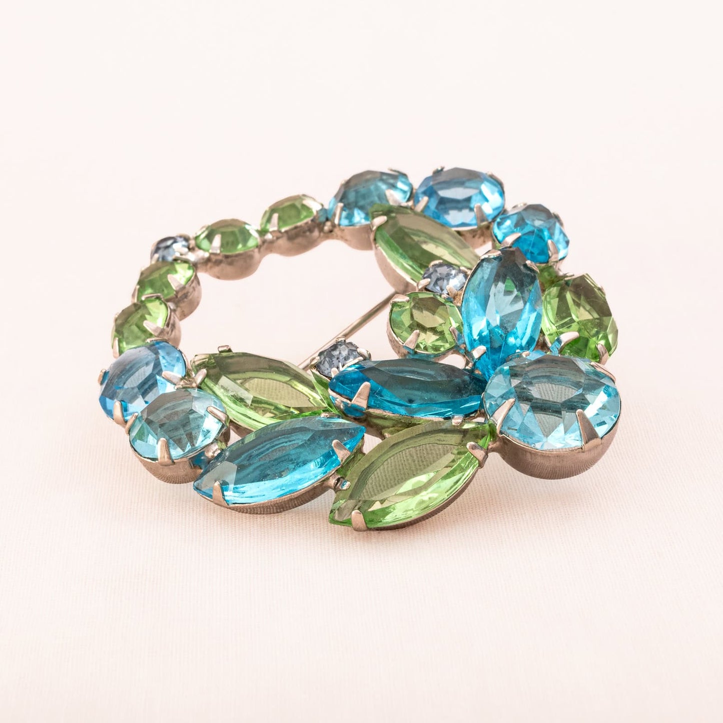 Strass-Brosche-hellgrüne-hellblaue-offen-gefasste-Kristalle