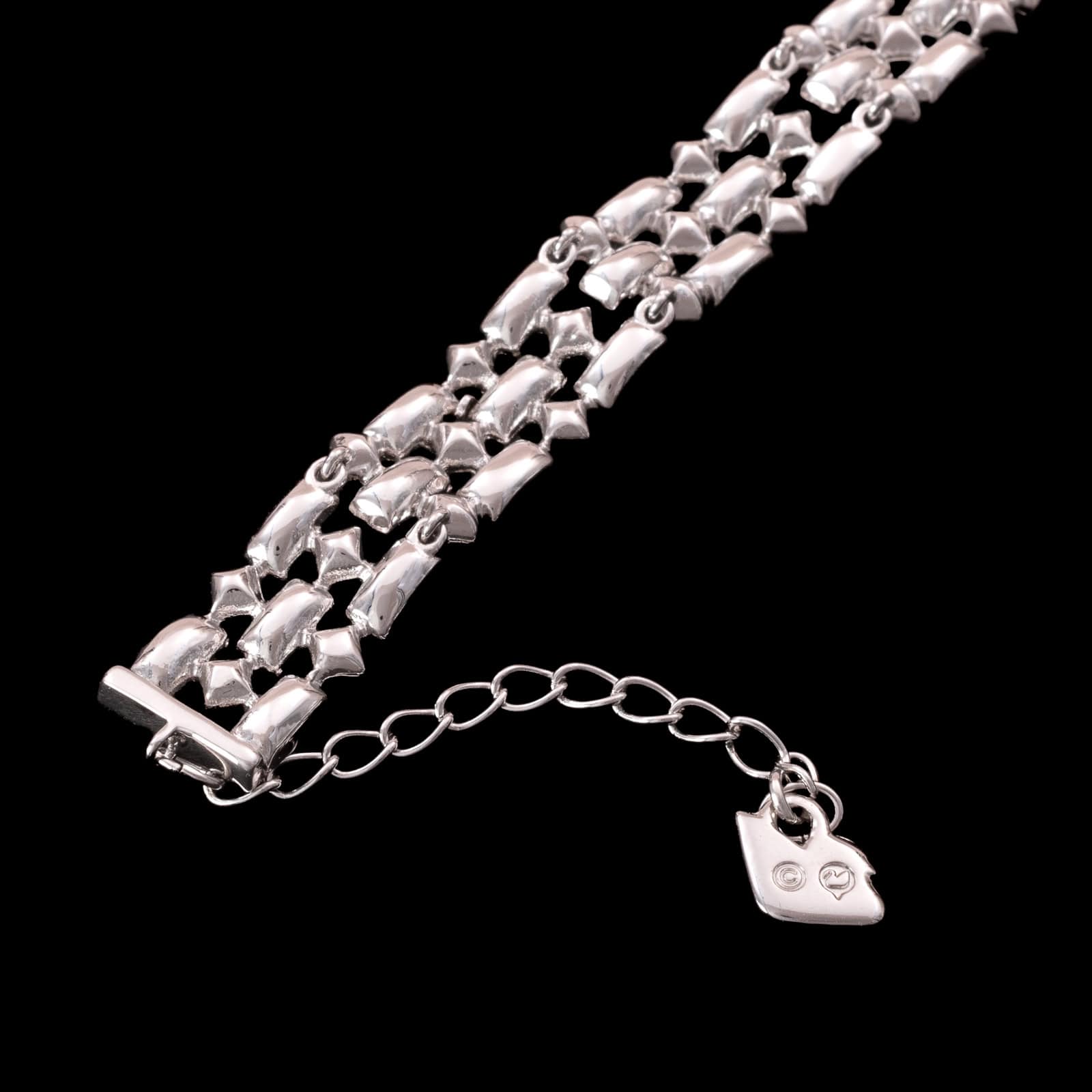 Swarovski-Armband-Baguettesteine-und-quadratische-Kristalle-Rückseite-Schwan-Signatur