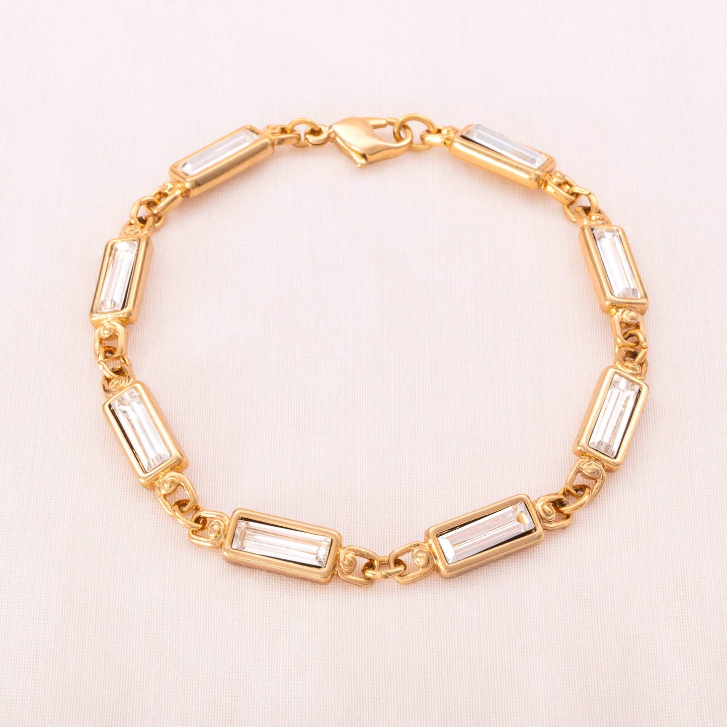 Swarovski-Armband-vergoldet-mit-Baguette-Kristallen-versehen