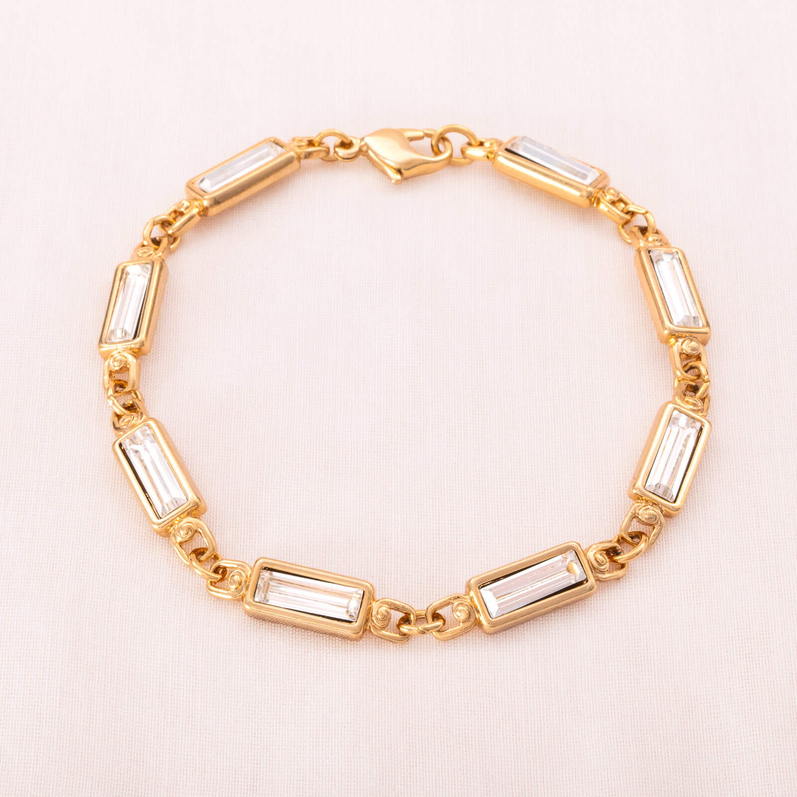 Swarovski-Armband-vergoldet-mit-Baguette-Kristallen-versehen