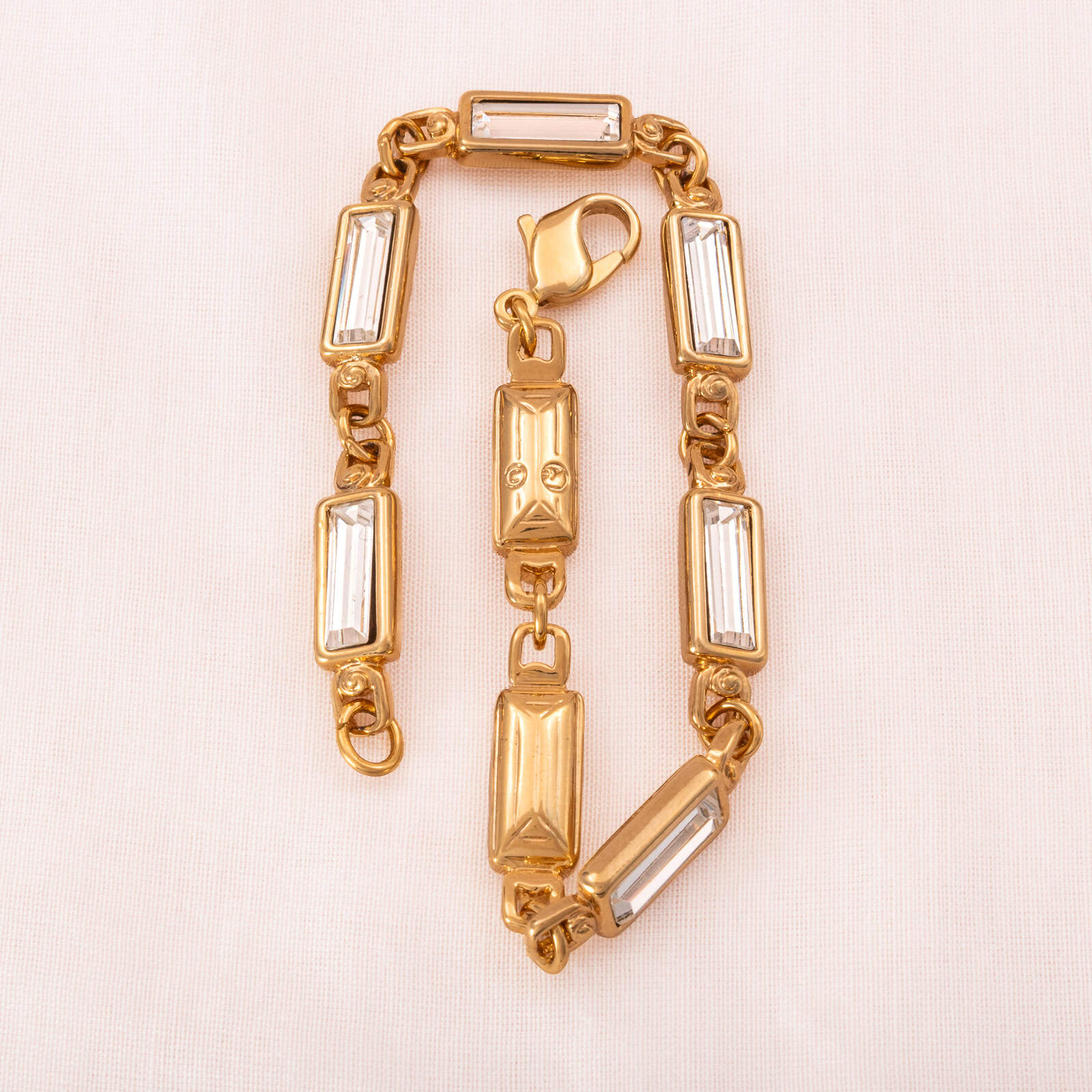 Swarovski-Armband-vergoldet-mit-Baguette-Kristallen-versehen-Schwan-Signatur-auf-der-Rückseite
