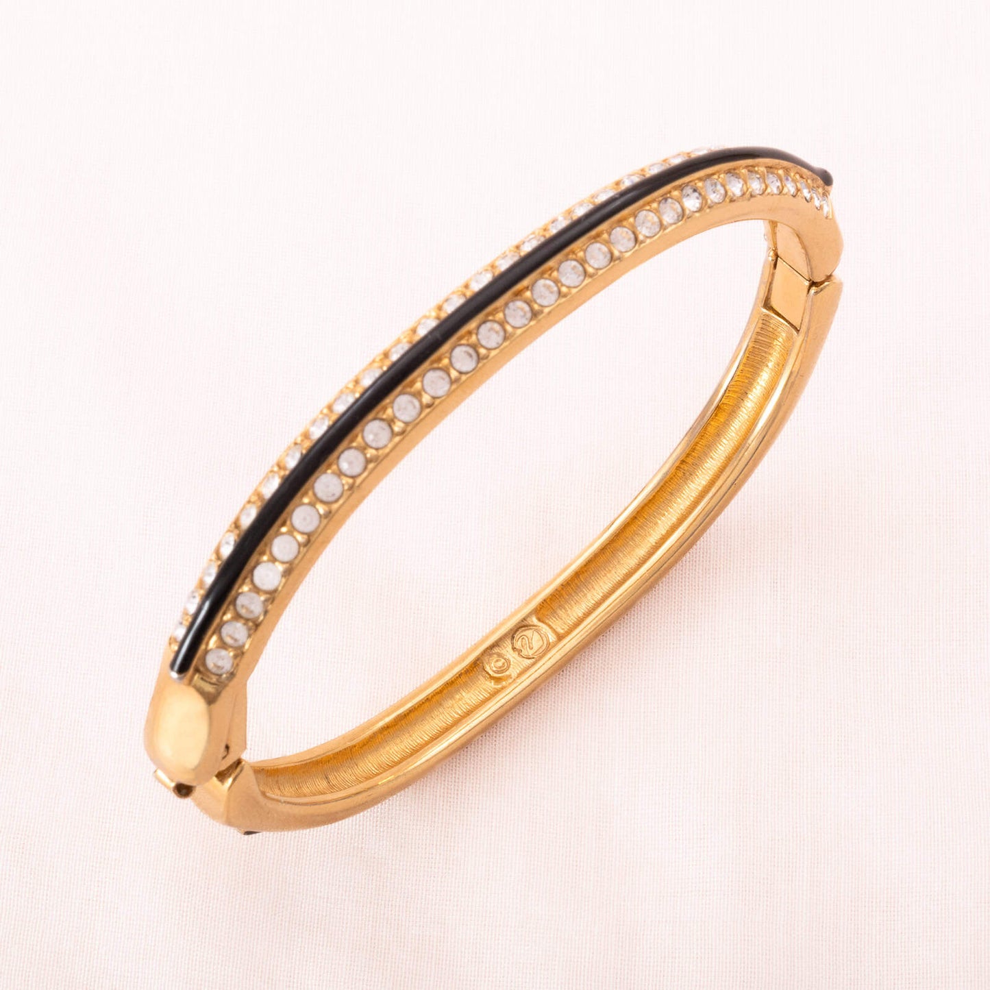 Swarovski-Armreif-vergoldet-mit-Kristallen-schwarzer-Emaille-versehen
