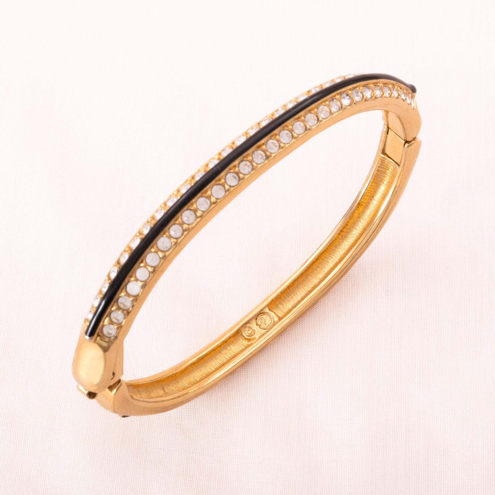 Swarovski-Armreif-vergoldet-mit-Kristallen-schwarzer-Emaille-versehen