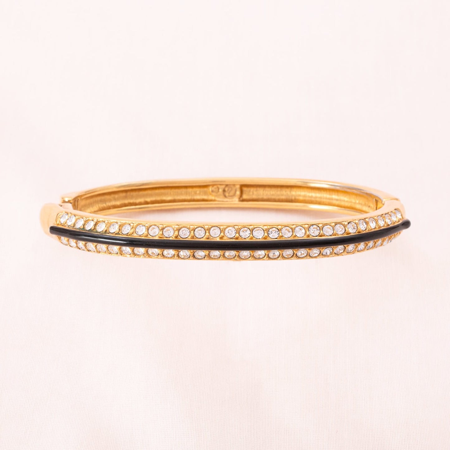 Swarovski-Armreif-vergoldet-mit-Kristallen-schwarzer-Emaille-versehen
