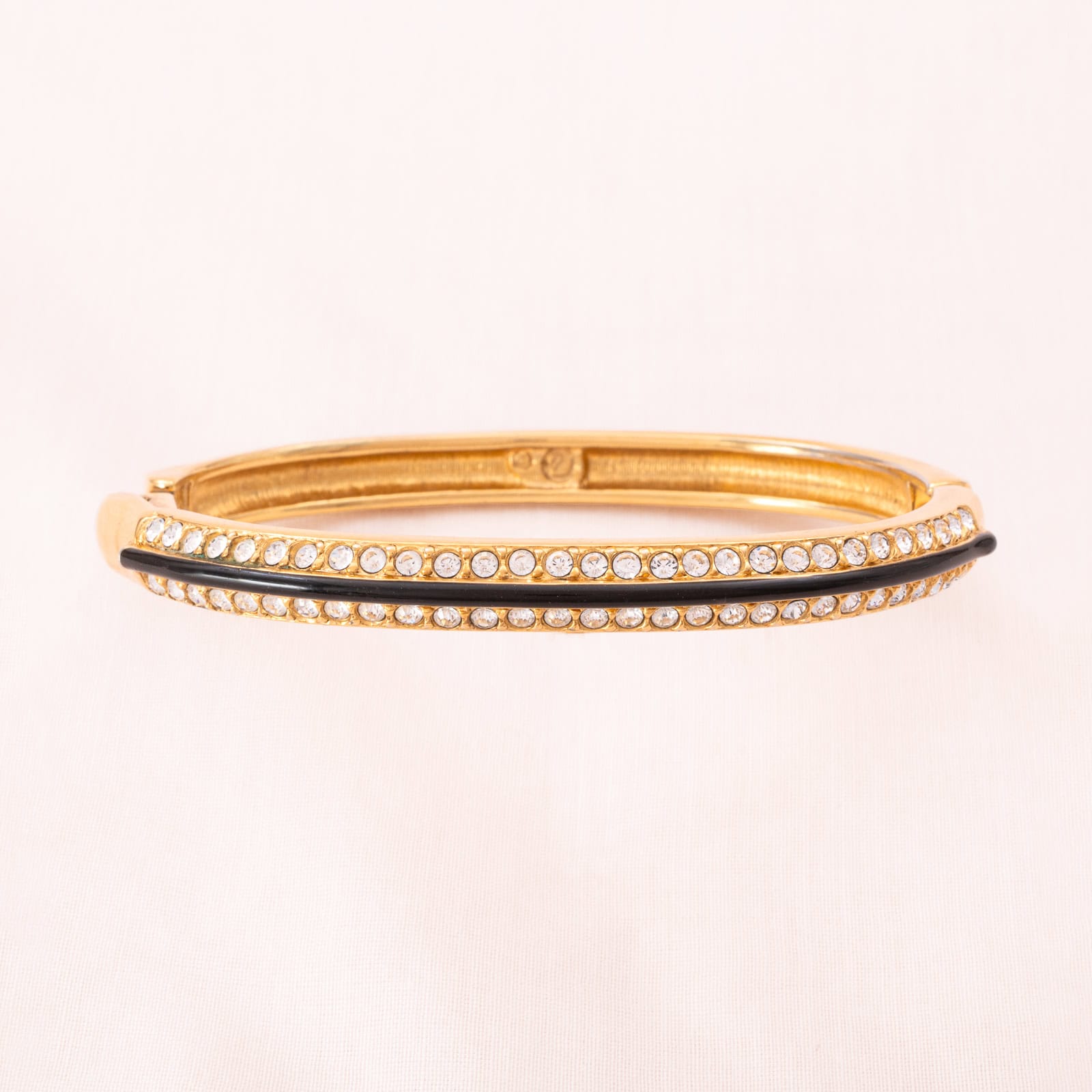 Swarovski-Armreif-vergoldet-mit-Kristallen-schwarzer-Emaille-versehen