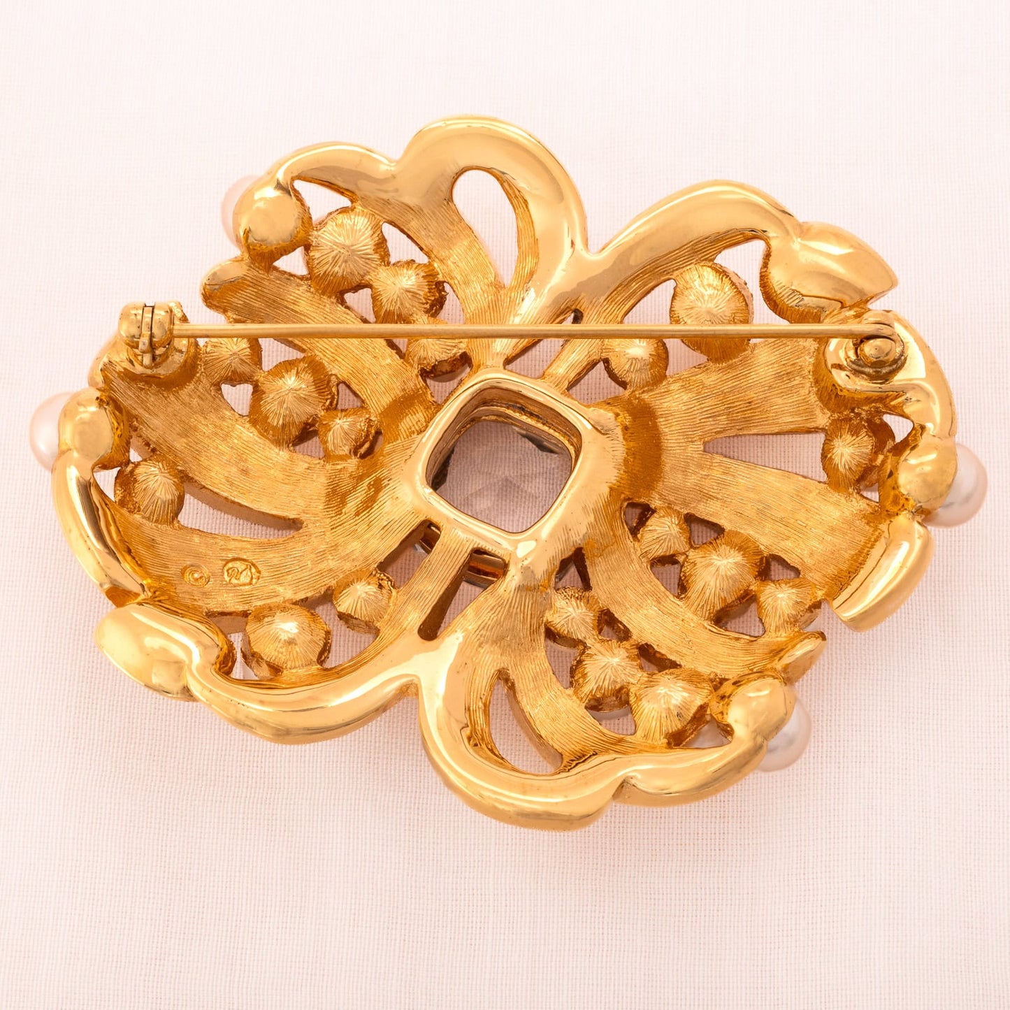 Swarovski-große-Brosche-Schleifenform-vergoldete-Rückseite-Schwan-Signatur