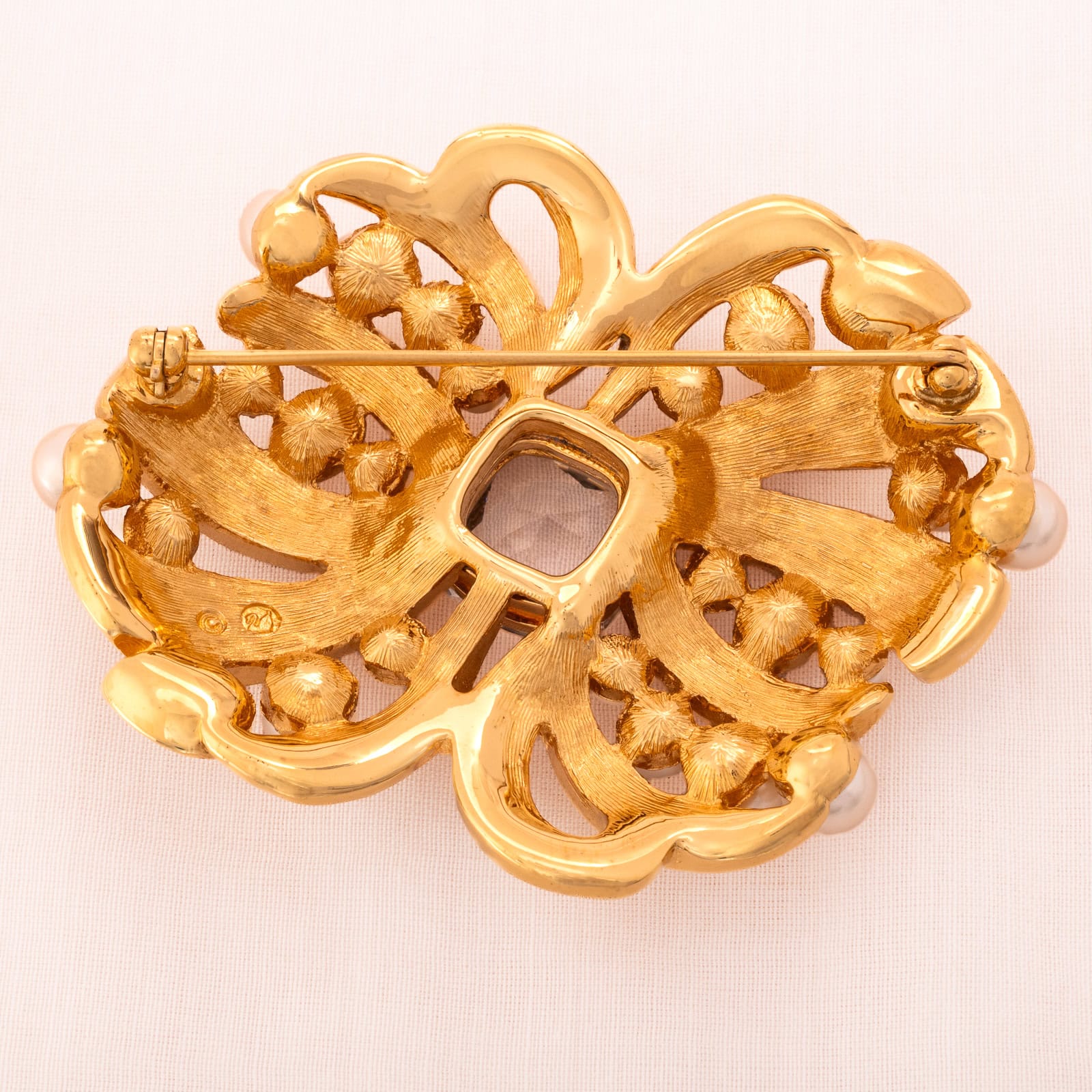 Swarovski-große-Brosche-Schleifenform-vergoldete-Rückseite-Schwan-Signatur