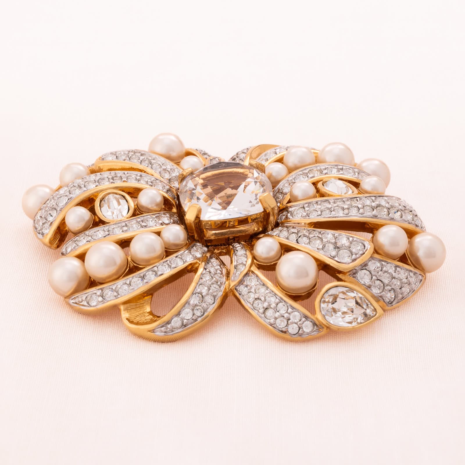 Swarovski-große-Brosche-Kristalle-Perlen-Schleifenform