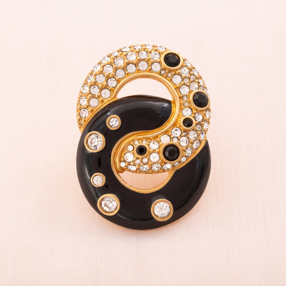 Swarovski-Brosche-zwei-ineinander-verschlungene-Ringe-schwarze-Eaille-Kristalle