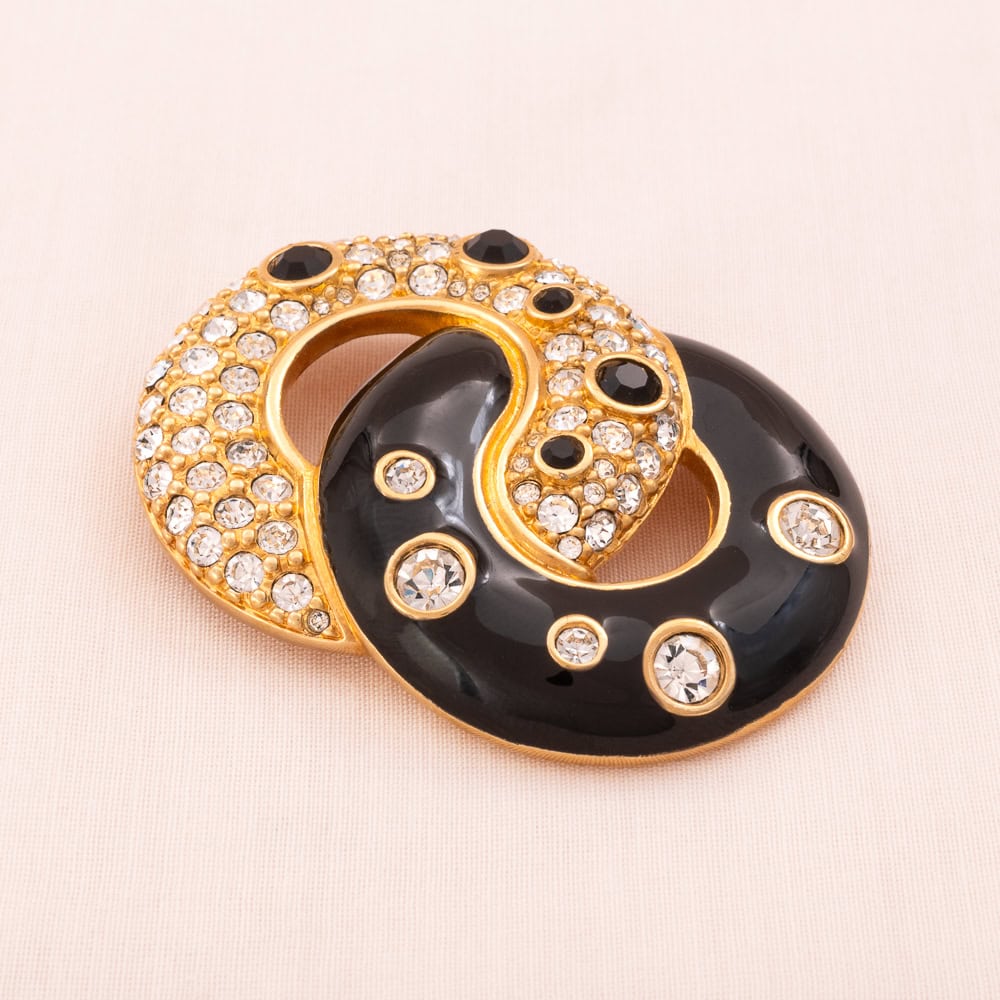 Swarovski-Brosche-zwei-ineinander-verschlungene-Ringe-schwarze-Eaille-Kristalle