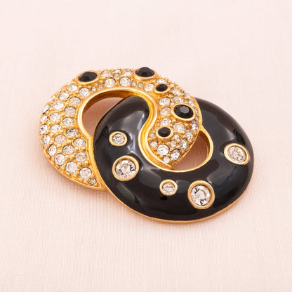 Swarovski-Brosche-zwei-ineinander-verschlungene-Ringe-schwarze-Eaille-Kristalle