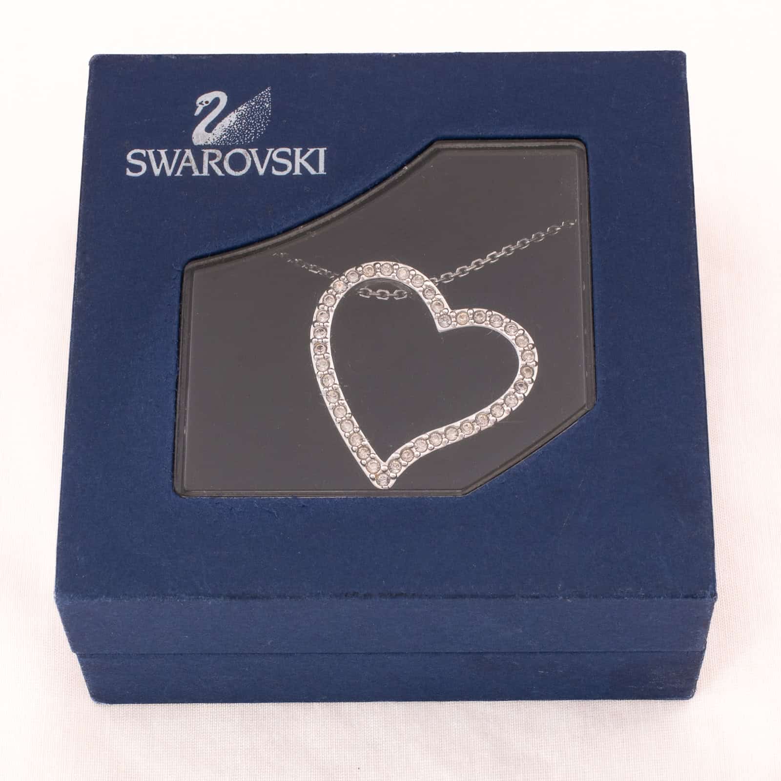 Swarovski-Halskette-rhodiniert-Herzanhänger-kristallbesetzt-blaue-Box