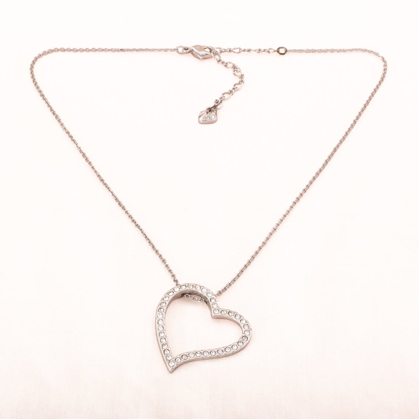 Swarovski-Halskette-rhodiniert-Herzanhänger-kristallbesetzt-Schwan-signiert