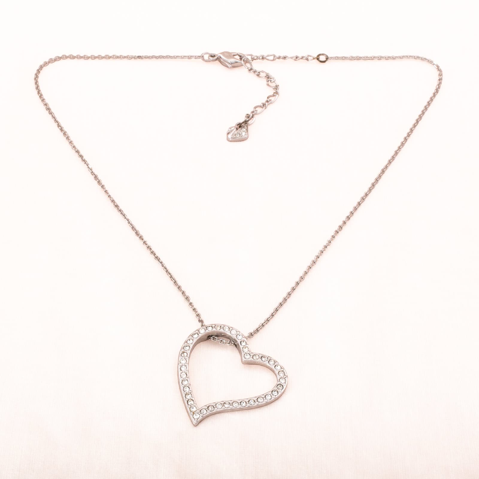 Swarovski-Halskette-rhodiniert-Herzanhänger-kristallbesetzt-Schwan-signiert