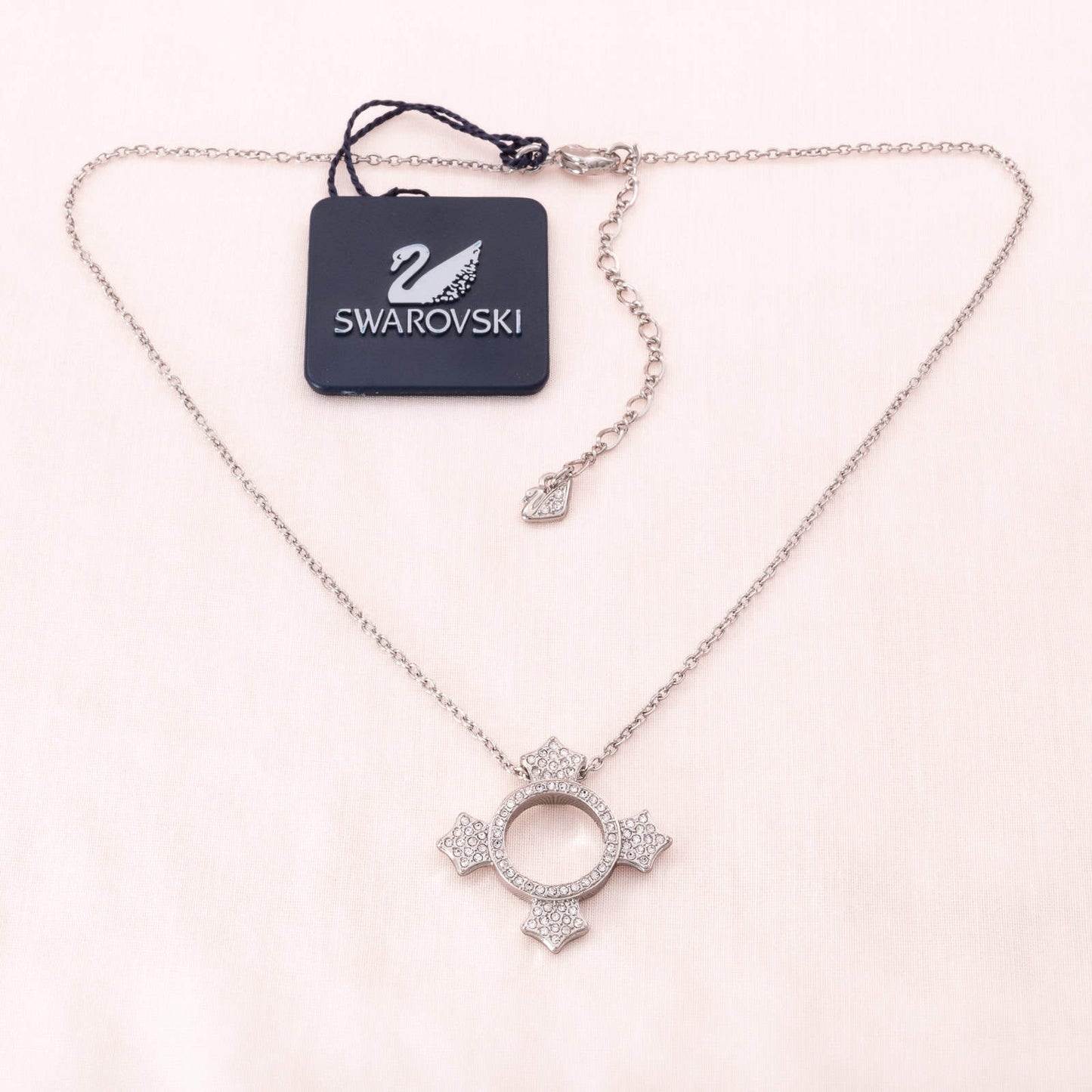 Swarovski-Halskette-rhodiniert-mit-Kristall-Anhänger-abstraktes-Kreuz-mit-Etikett