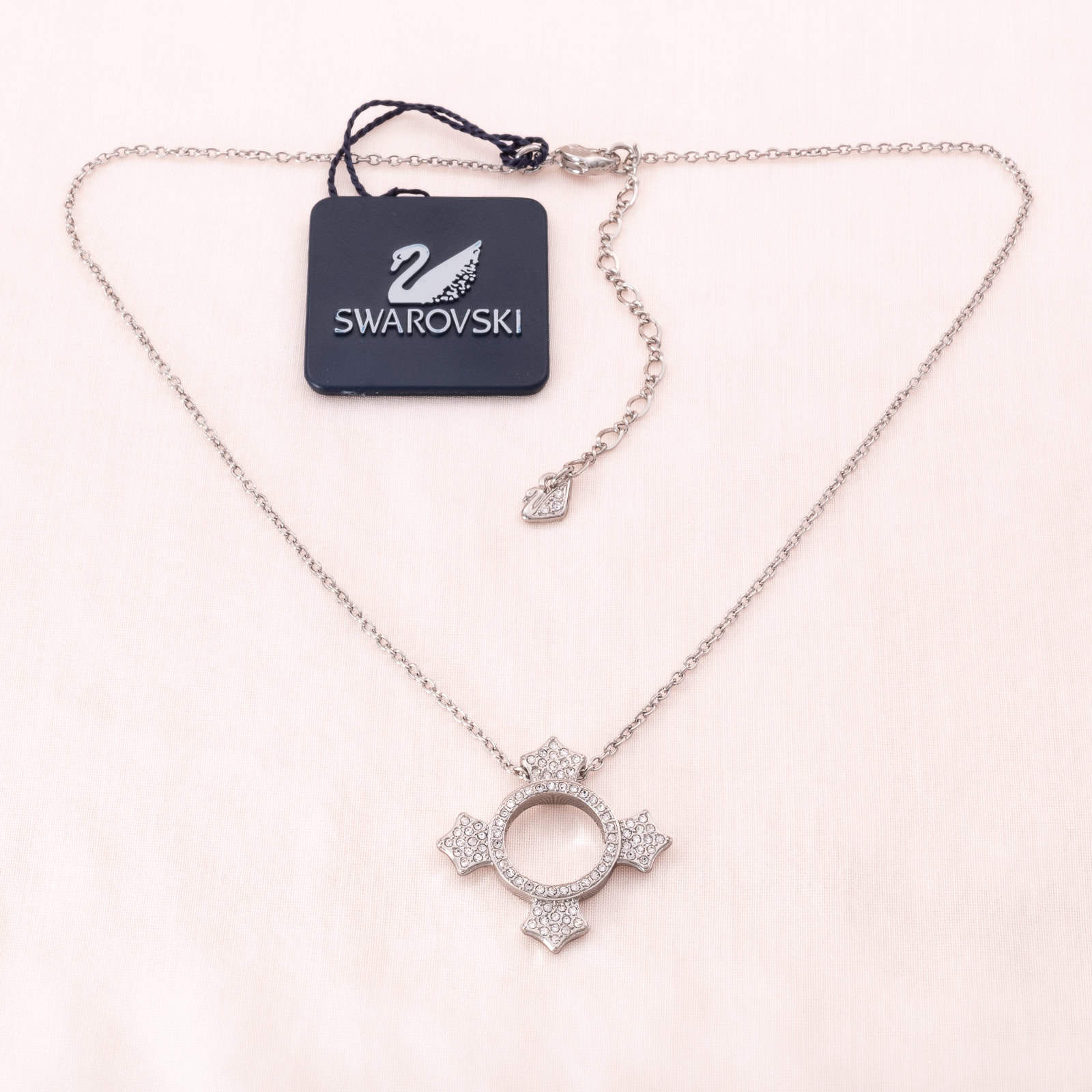 Swarovski-Halskette-rhodiniert-mit-Kristall-Anhänger-abstraktes-Kreuz-mit-Etikett
