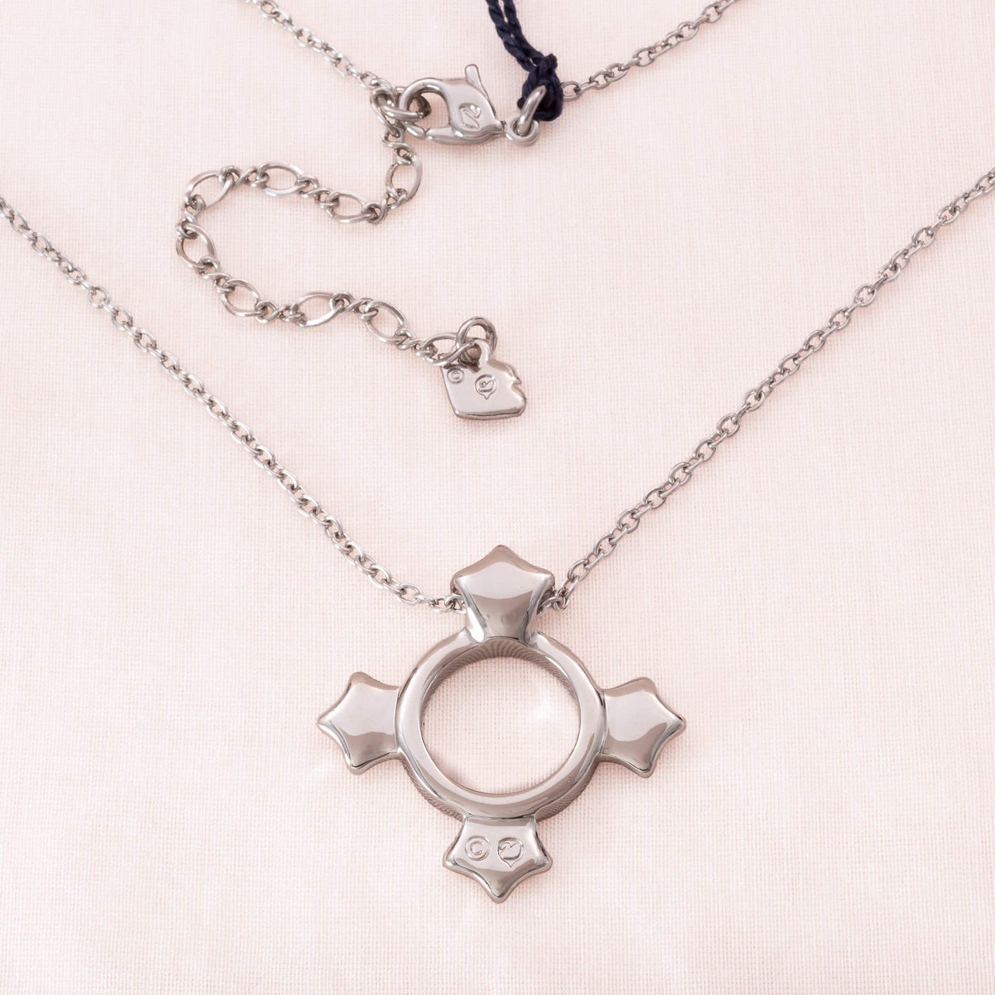 Swarovski-Halskette-rhodiniert-mit-Kristall-Anhänger-abstraktes-Kreuz-Rückseite-Schwan-Signatur
