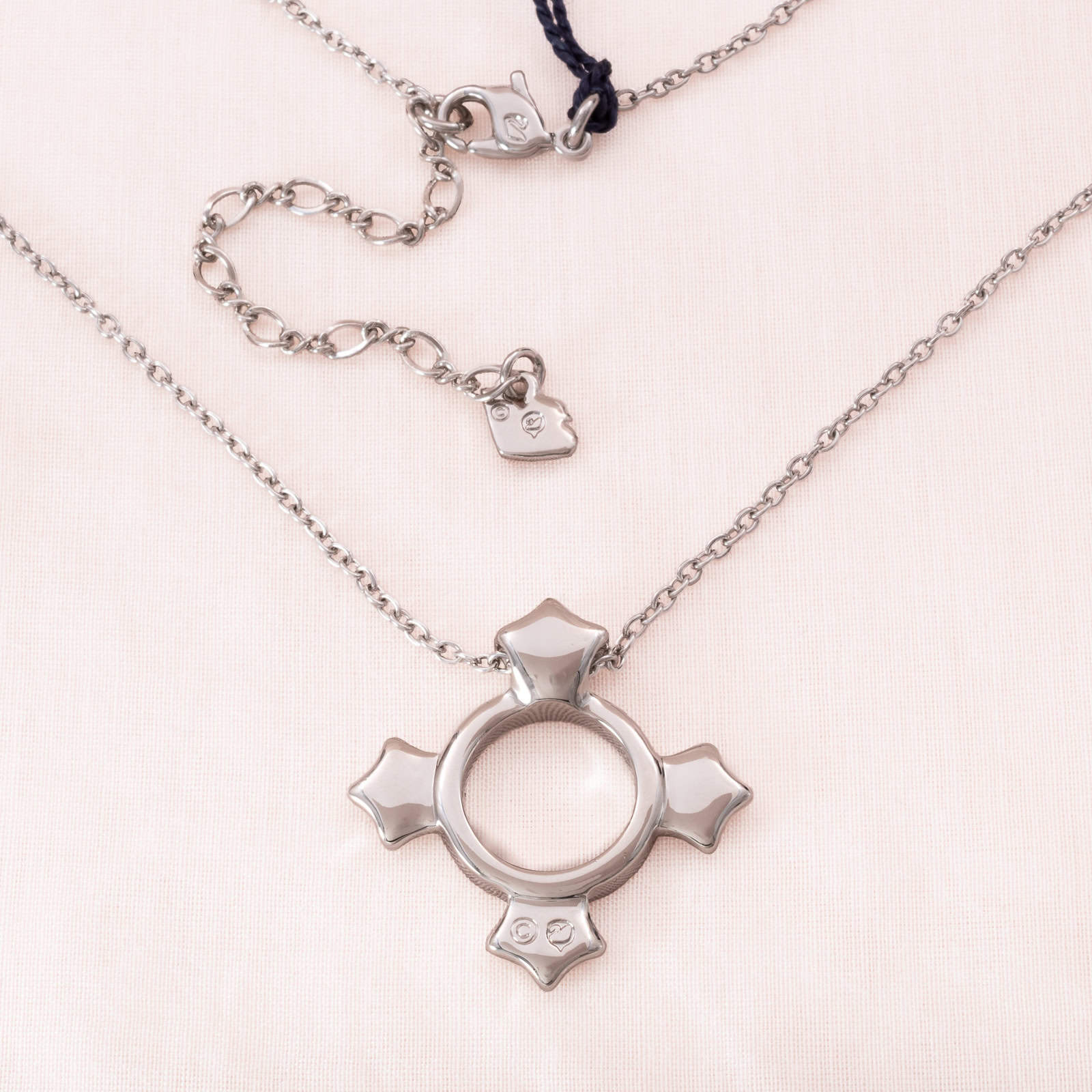 Swarovski-Halskette-rhodiniert-mit-Kristall-Anhänger-abstraktes-Kreuz-Rückseite-Schwan-Signatur