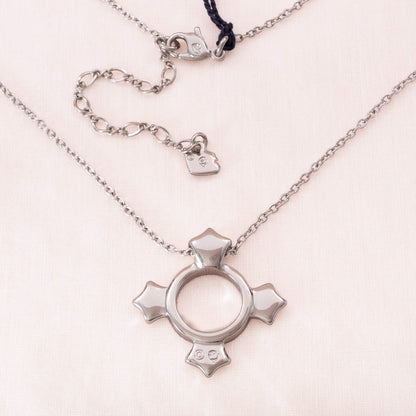 Swarovski-Halskette-rhodiniert-mit-Kristall-Anhänger-abstraktes-Kreuz-Rückseite-Schwan-Signatur