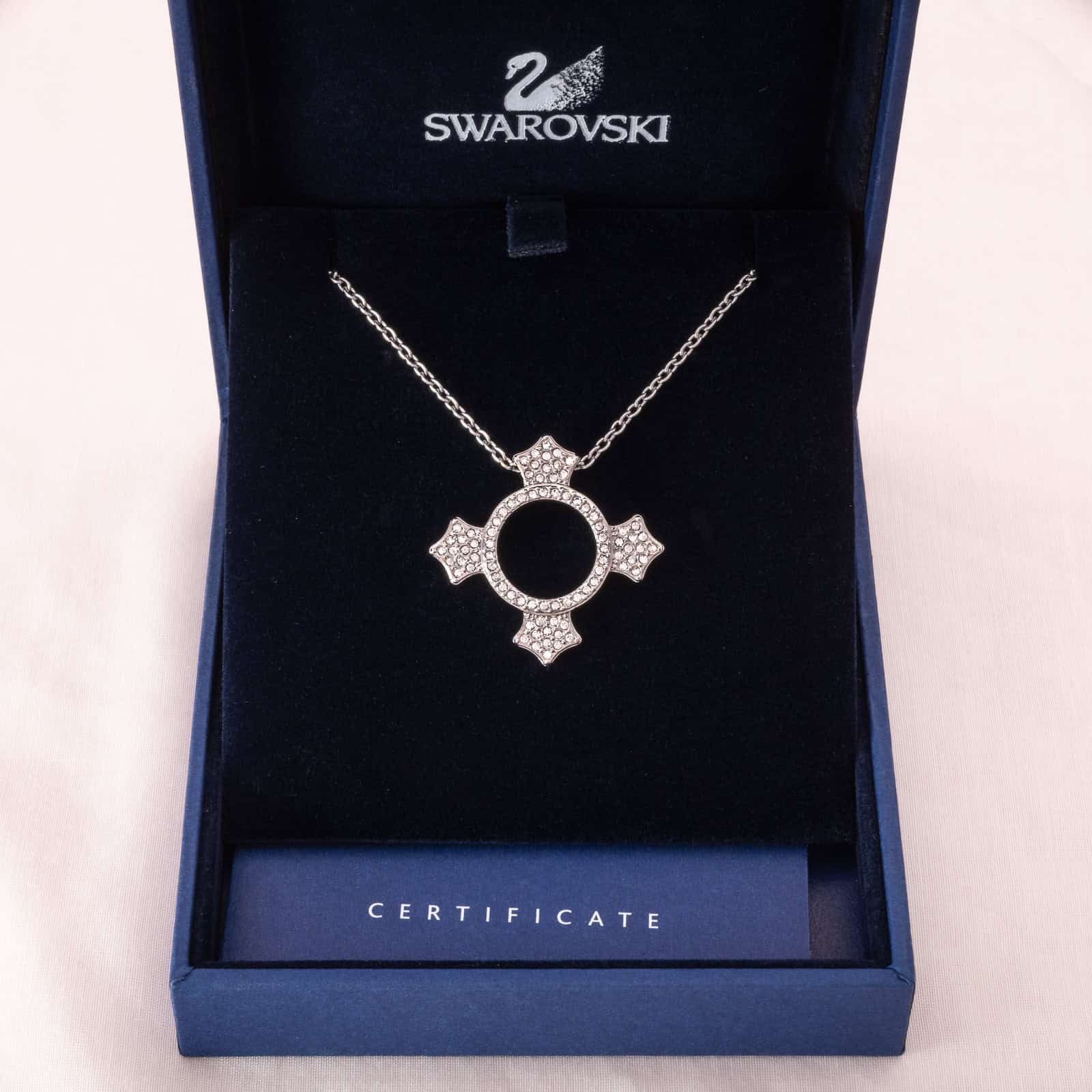 Swarovski-Halskette-rhodiniert-mit-Kristall-Anhänger-abstraktes-Kreuz-in-Originalbox