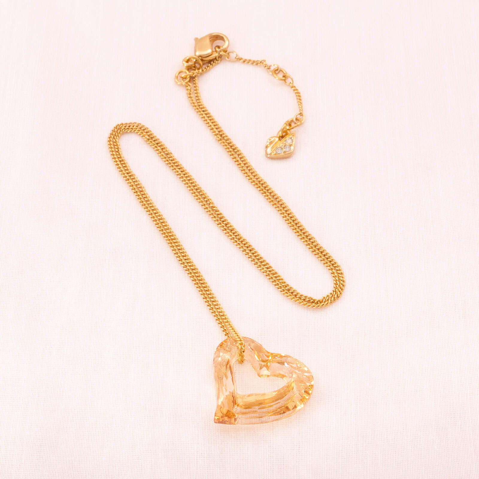 Swarovski-Halskette-vergoldet-mit-herzförmigen-Kristall-Anhänger-Schwan-Signatur
