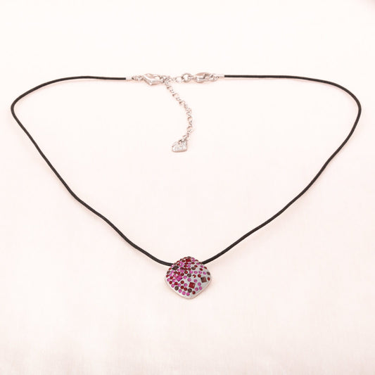 Swarovski-Halskette-schwarzes-Band-eckiger-Anhänger-pinkfarbene-Kristalle