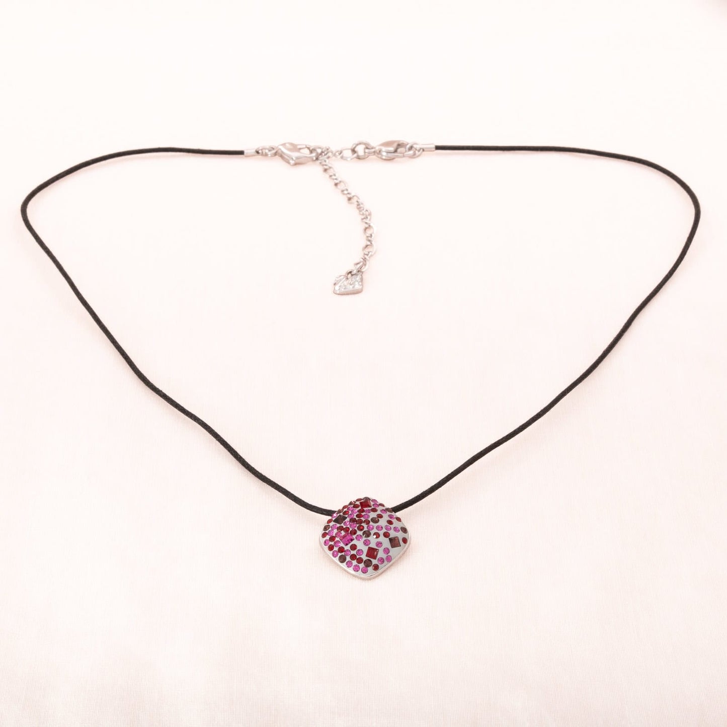 Swarovski-Halskette-schwarzes-Band-eckiger-Anhänger-pinkfarbene-Kristalle