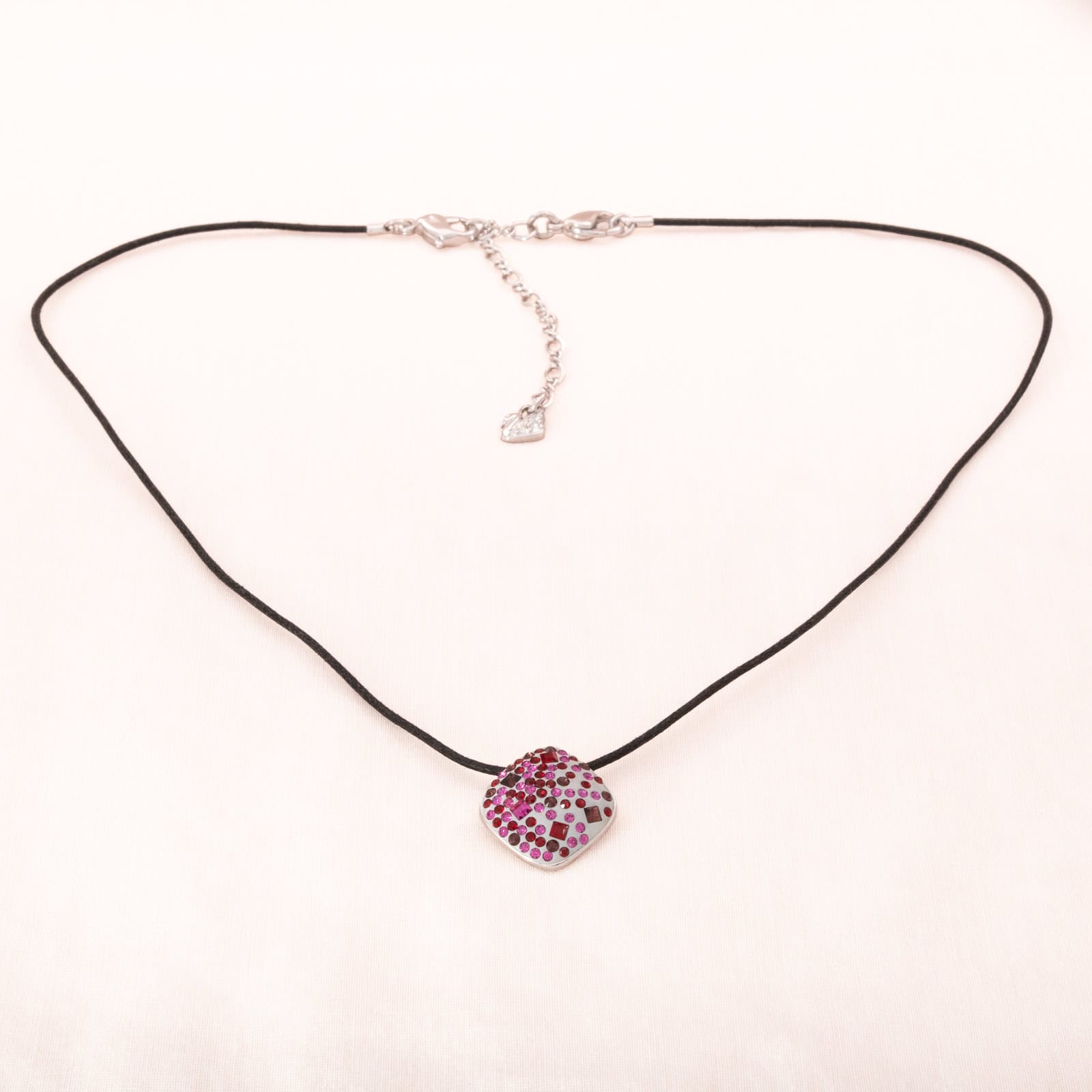 Swarovski-Halskette-schwarzes-Band-eckiger-Anhänger-pinkfarbene-Kristalle