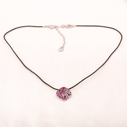 Swarovski-Halskette-schwarzes-Band-eckiger-Anhänger-pinkfarbene-Kristalle