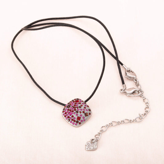 Swarovski-Halskette-schwarzes-Band-eckiger-Anhänger-pinkfarbene-Kristalle