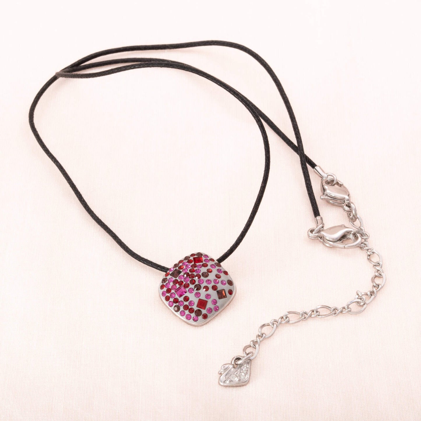 Swarovski-Halskette-schwarzes-Band-eckiger-Anhänger-pinkfarbene-Kristalle