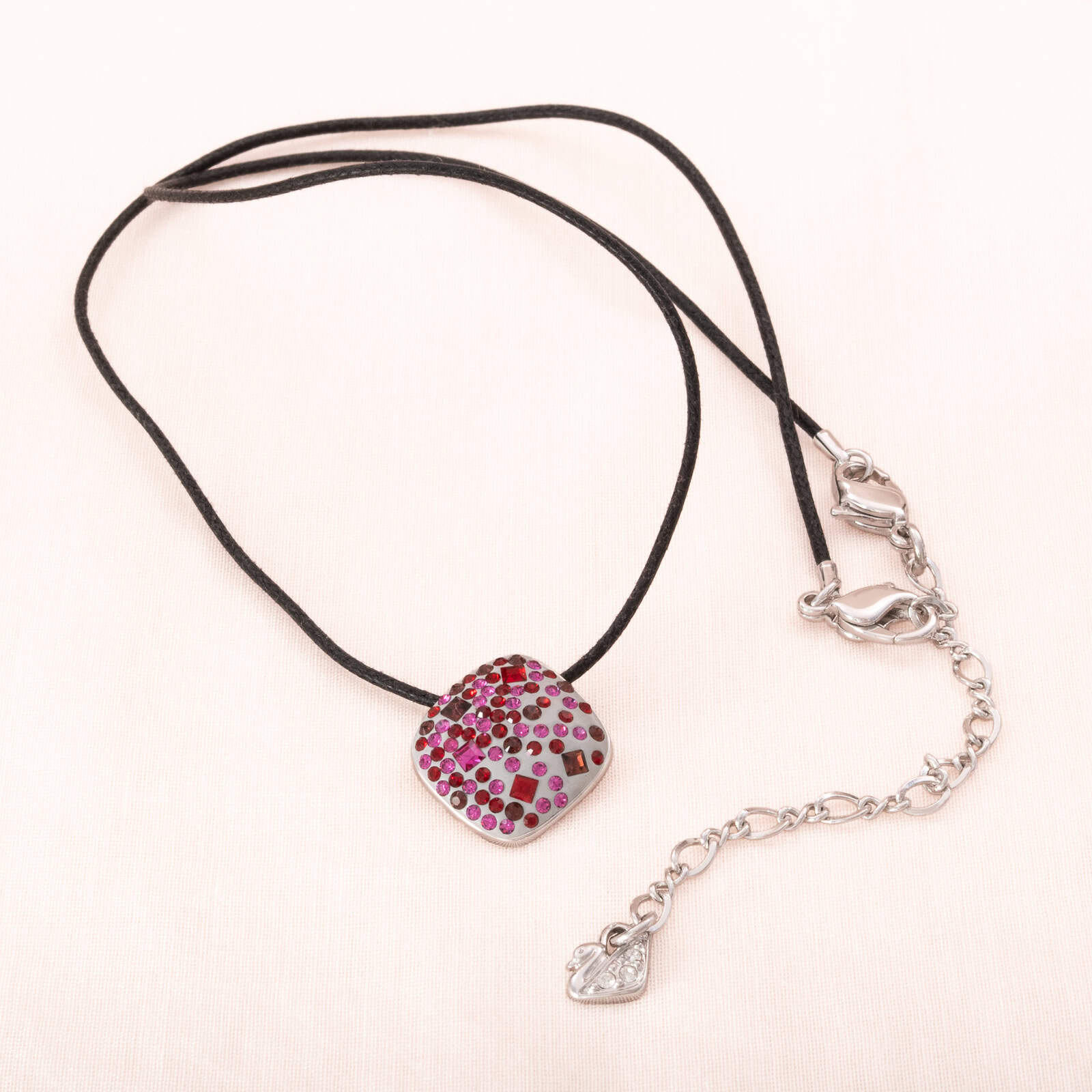 Swarovski-Halskette-schwarzes-Band-eckiger-Anhänger-pinkfarbene-Kristalle