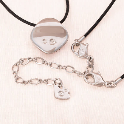 Swarovski-Halskette-schwarzes-Band-eckiger-Anhänger-silberfarbene-Rückseite-Schwan-Signatur