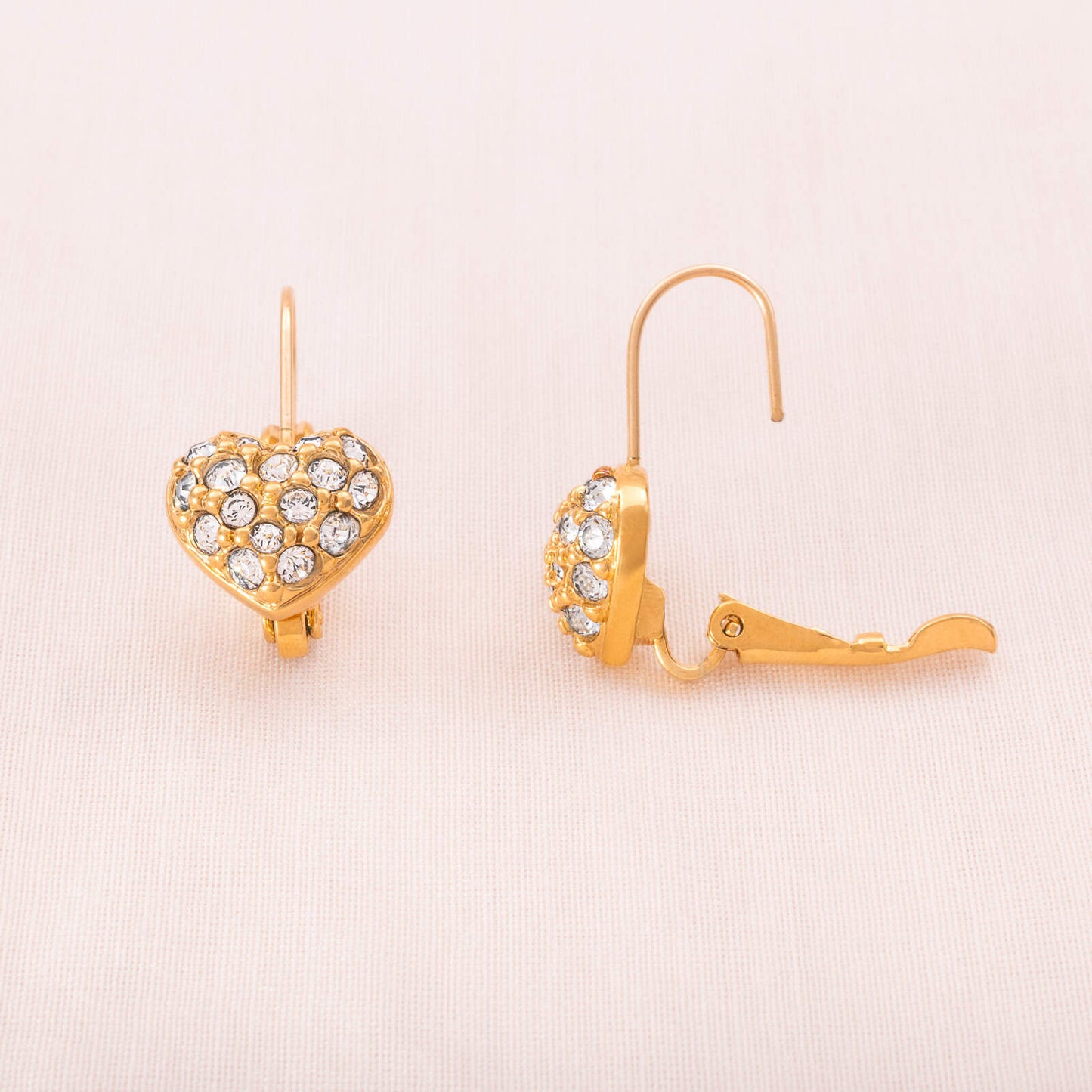 Swarovski-vergoldete-Ohrringe-Kristall-besetzte-Herzen-zum durchziehen-Seitenasicht