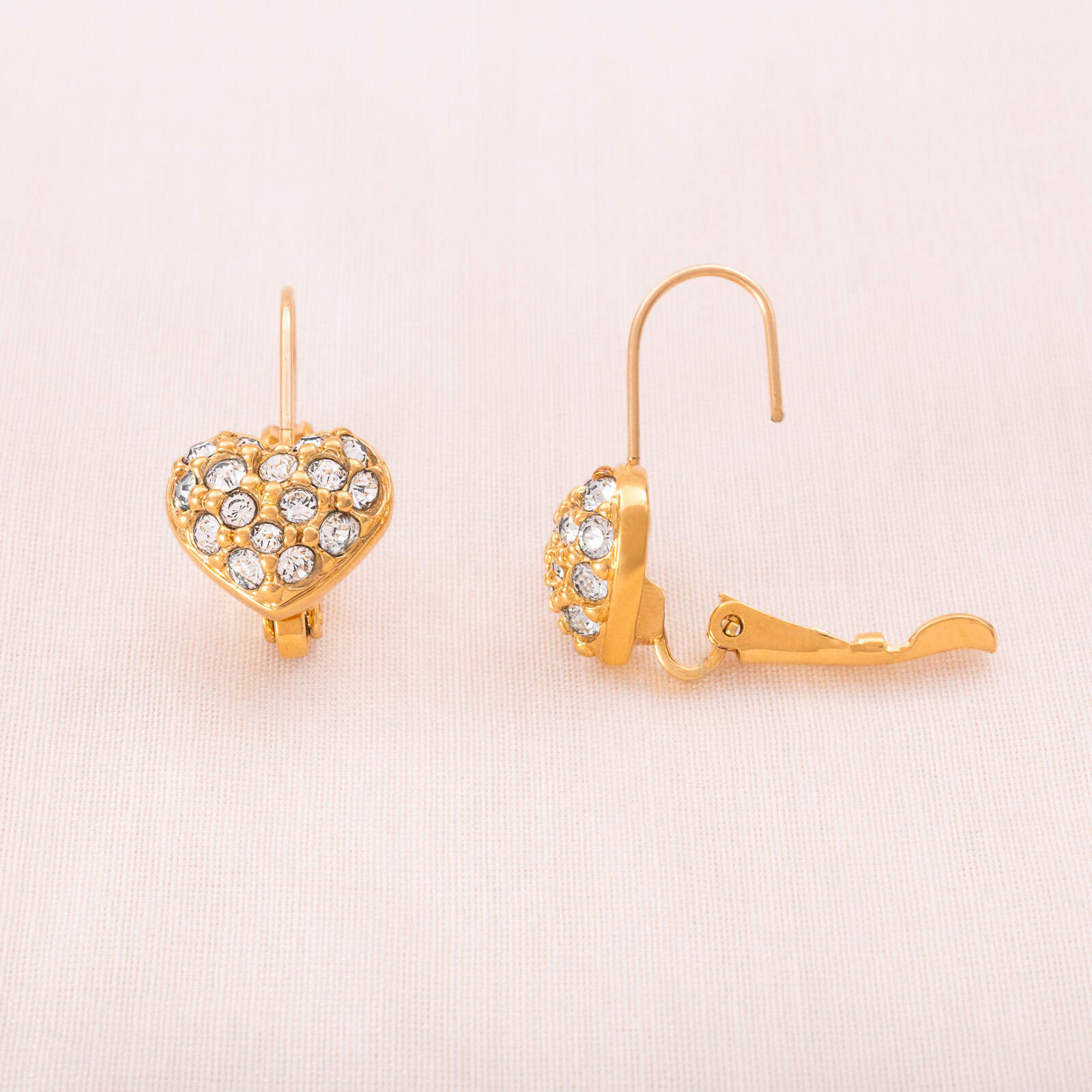 Swarovski-vergoldete-Ohrringe-Kristall-besetzte-Herzen-zum durchziehen-Seitenasicht