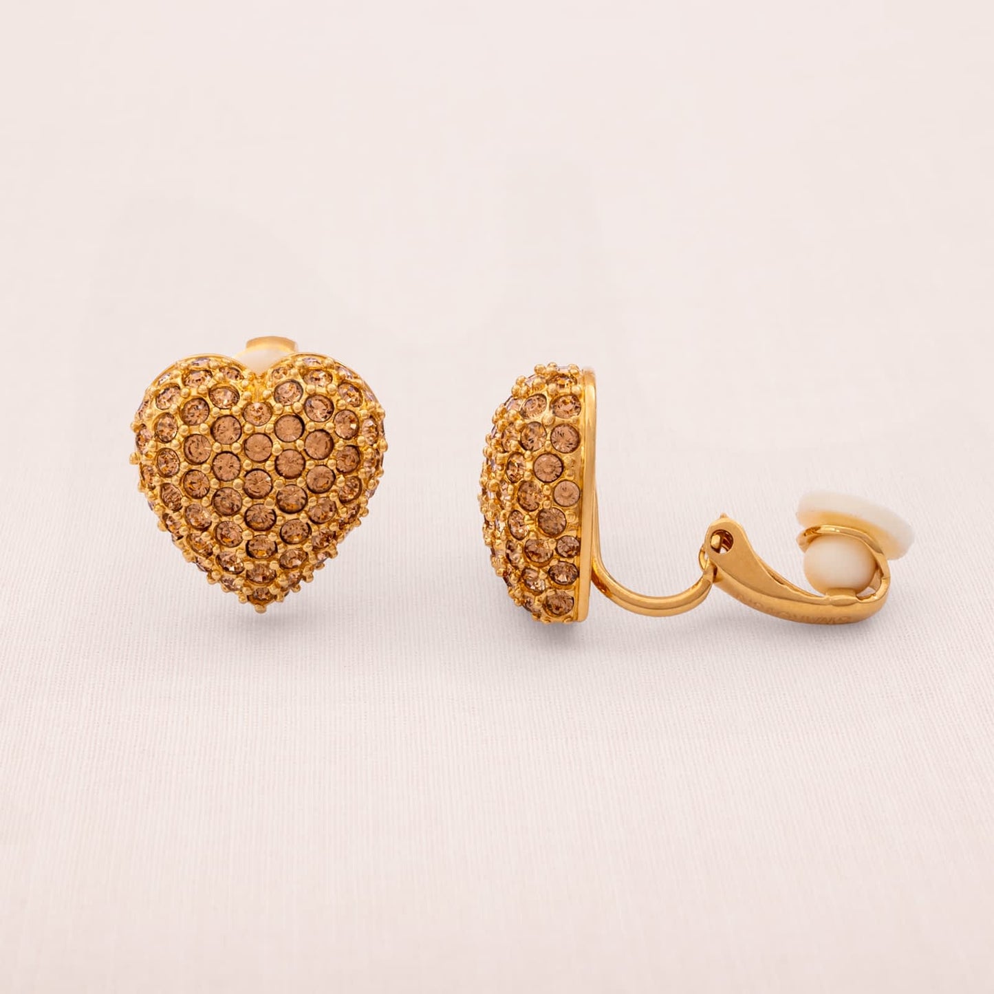 Swarovski-Ohrclips-Herz-Design-vergoldet-Kristalle-beige