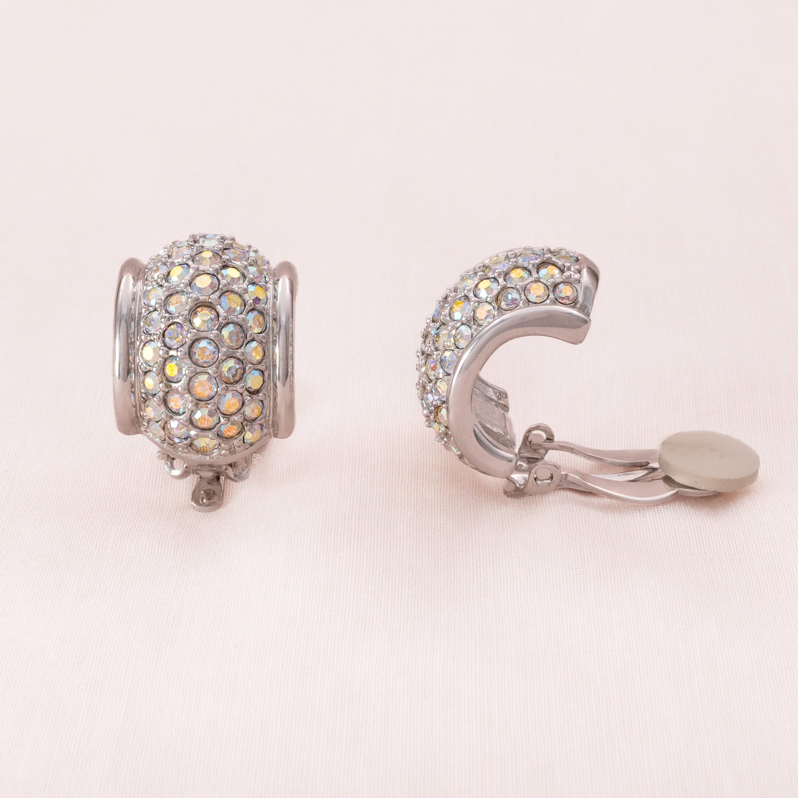 Swarovski-Ohrclips-breite-Kreolen-silberfarben-Aurora-Borealis-Kristalle