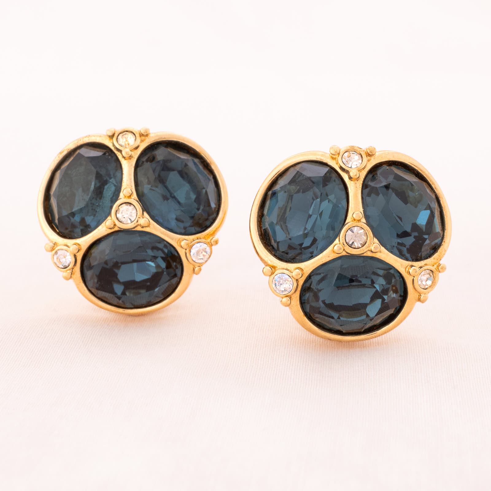 Swarovski-vergoldete-Ohrclips-mit-drei-blauen-Kristallen