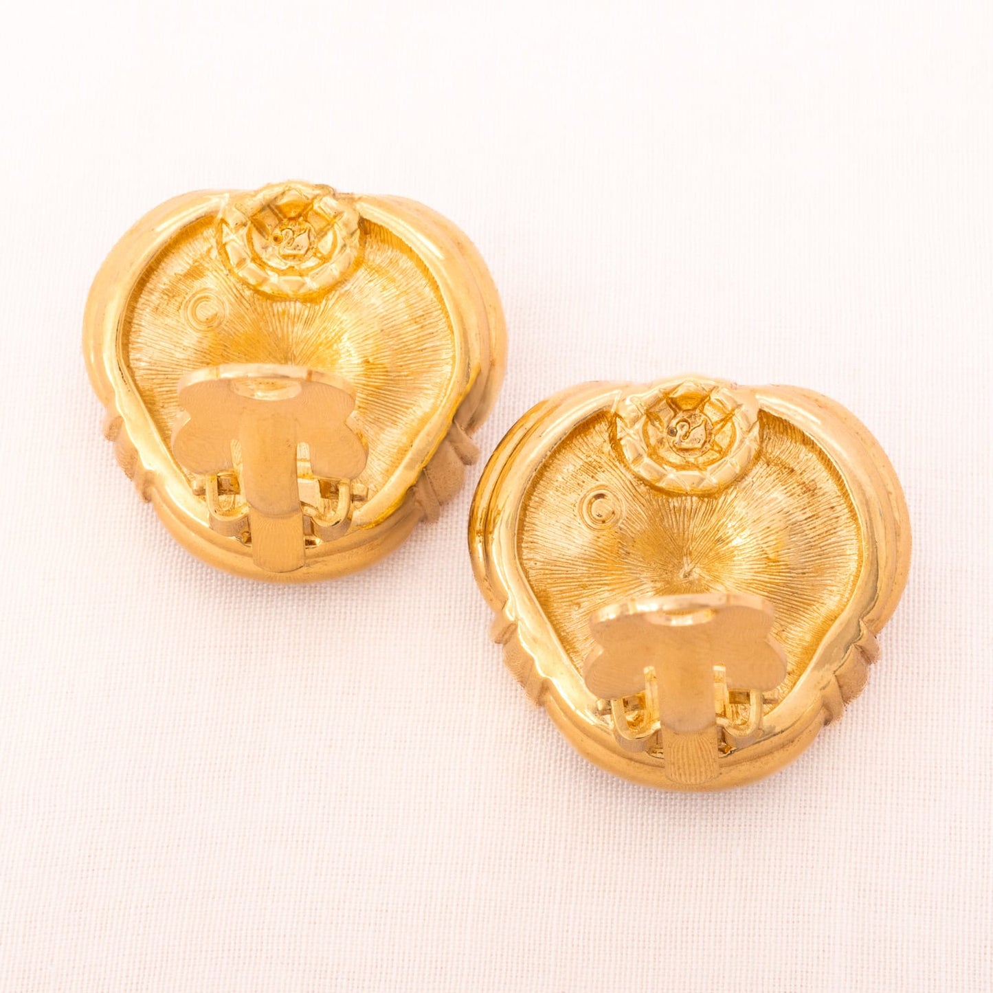 Swarovski-Ohrclips-vergoldete-Rückseiten-Schwan-Signatur
