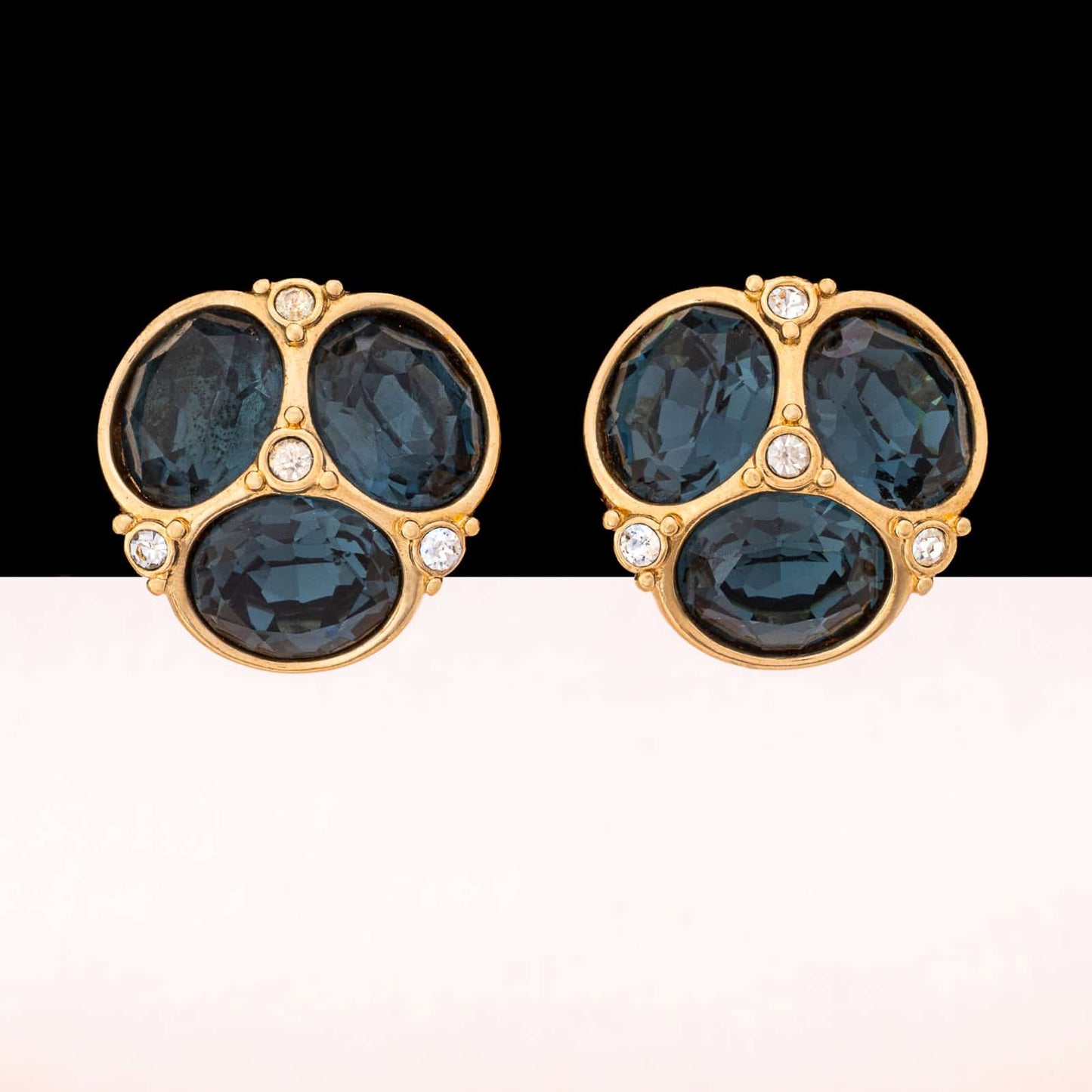Swarovski-vergoldete-Ohrclips-mit-drei-blauen-Kristallen
