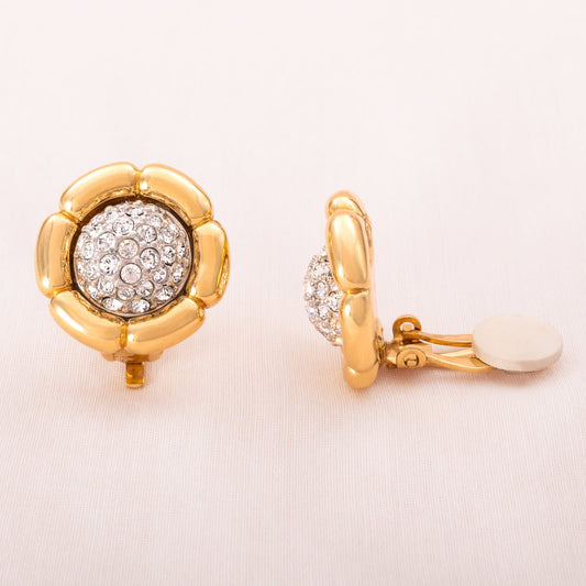 Swarovski-Ohrclips-vergoldet-Kristal-besetzt-elegante-Blumenform-ein-Clip-von-der-Seite