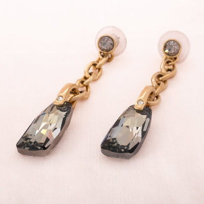 Swarovski-lange-Ohrringe-graue-Kristalle-hängen-an-vergoldeter-Gliederkette